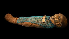 Une momie de nourrisson égyptien.