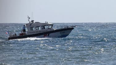 Bateau de la gendarmerie nationale au large de l'île de La Réunion
