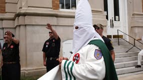 Des membres du Ku Klux Klan en 2009, dans le Tennessee, lors d'un rassemblement.