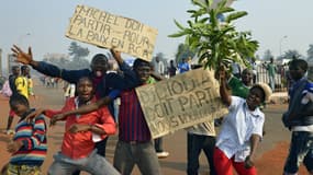 Des jeunes anti-Séleka manifestent leur joie vendredi à Bangui, après les démissions au sommet.