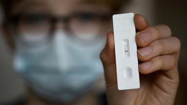 Une personne présente un test de dépistage pour le Covid-19 positif (photo d'illustration)