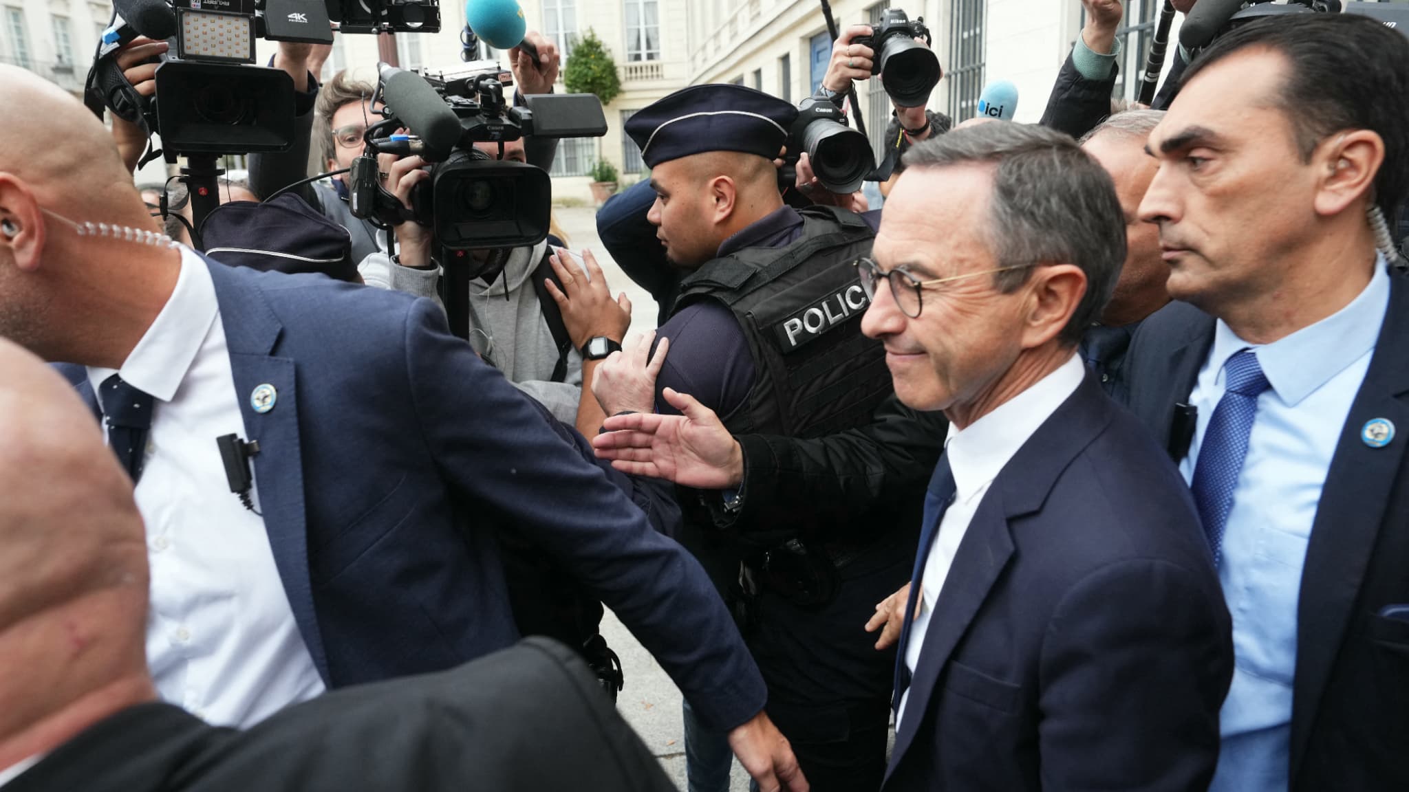Bruno Retailleau quitte le siège des Républicains le 6 octobre 2025 après l'annonce de la démission du Premier ministre Sébastien Lecornu.