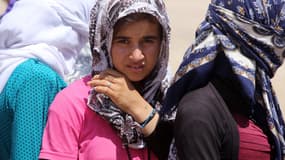 Une jeune Yazidie attend son tour pour recevoir de la nourriture, le 13 août 2014, dans le Kurdistan irakien où elle s'est réfugiée avec sa famille pour fuir l'Etat islamique. (photo d'illustration)
