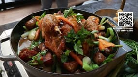 La version landaise du poulet rôti, avec du pain ailé et des légumes primeurs, une recette de Julien Duboué chef du restaurant Boulom, à Paris.