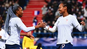 Kadidiatou Diani et Marie-Antoinette Katoto avec l'équipe de France féminine, à Caen le 19 février 2022