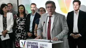 "Le parti présidentiel est défait", a déclaré Jean-Luc Mélenchon, le leader de la France Insoumise et de l'union de la gauche (Nupes), en appelant ses troupes à "déferler" au second tour des élections législatives