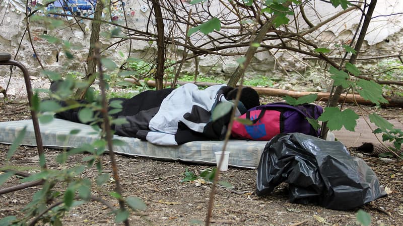 Un migrant, ici le 9 juin, a trouvé refuge dans un parc parisien après avoir été évacué de la porte de la Chapelle.
