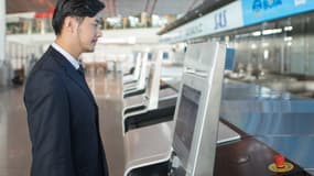 Un passager devant une borne biométrique pour faciliter son embarquement à l'aéroport de Francfort. 