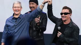 Tim Cook, directeur général d'Apple, et le chanteur Bono, lors de la présentation des nouveaux produits de la marque à la pomme, à Cupertino, en Californie, mardi.