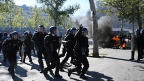 Forces de l'ordre et manifestants s'affrontent sur la place de la République à Paris, le 20 avril 2019. 