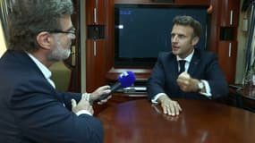 Emmanuel Macron répond aux questions de BFMTV, vendredi 17 juin 2022, dans le train qu'il le ramène de Kiev en Pologne