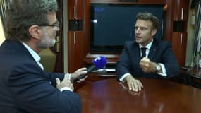 Emmanuel Macron répond aux questions de BFMTV, vendredi 17 juin 2022, dans le train qu'il le ramène de Kiev en Pologne