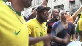 Les supporters brésiliens de Paris fêtent la victoire contre le Mexique