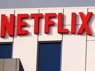 Le logo Netflix sur la façade du siège de l'entreprise américaine à Los Angeles, en Californie, le 7 octobre 2021.