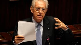 Le gouvernement de Mario Monti a obtenu vendredi la confiance des parlementaires italiens, qu'il a priés de ne pas entraver l'action de son gouvernement de technocrates. /Photo prise le 18 novembre 2011/REUTERS/Tony Gentile