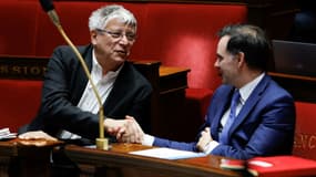 Eric Coquerel, président LFI de la commission des Finances, serre la main du ministre du Budget Laurent Saint-Martin le 12 novembre 2024 à l'Assemblée nationale à Paris 