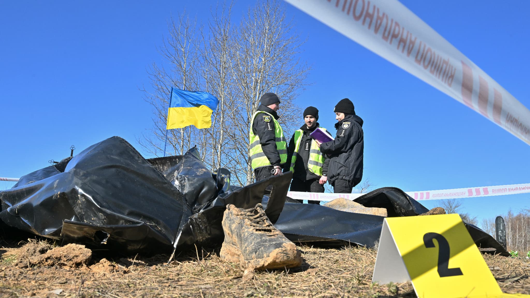 Les corps de civils exhumés par la police scientifique ukrainienne à Borodianka, près de Kiev, le 2 mars 2023