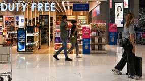 Des passagers devant une boutique hors taxes dans la zone d'arrivée de l'aéroport Suvarnabhumi à Bangkok. (photo d'illustration)