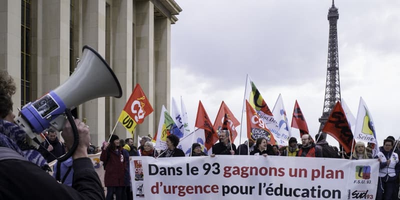 Des manifestants devant la tour Eiffel pour réclamer un plan d'urgence pour l'Éducation en Seine-Saint-Denis, le 22 avril 2024.
