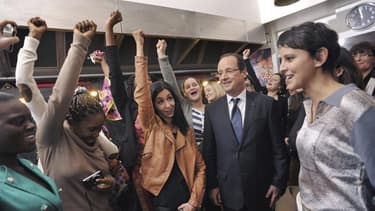 François Hollande et la ministre des Droits des femmes, Najat Vallaud-Belkacem, lors d'une visite d'un centre pour victimes de violences conjugales à Paris.