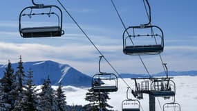 Des télésièges à l'arrêt à Chamrousse, près de Grenoble, en janvier 2021