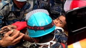 Népal: il survit 5 jours sous un immeuble