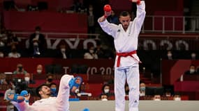 Le Français Steven Da Costa (d) vainqueur du Turc Eray Samdan en finale du karaté -67 kg aux JO de Tokyo, le 5 août 2021