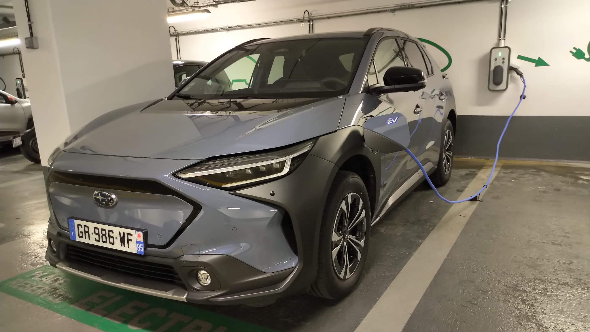 Le Subaru Solterra est lui aussi un clone, celui du premier véhicule particulier Toyota 100% électrique, le BZ4X.