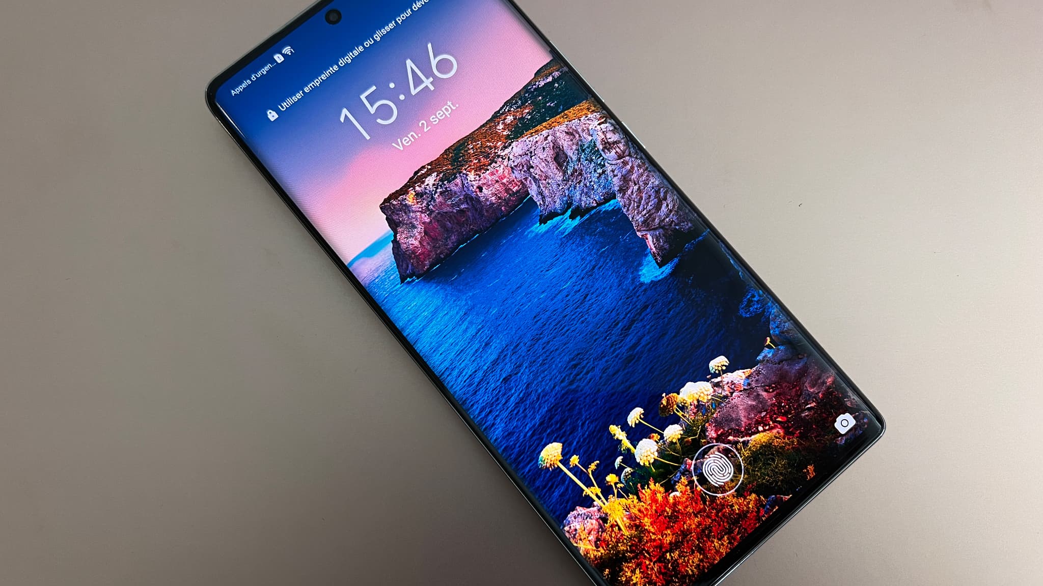 Le lecteur d'empreinte se trouve sous l'écran Full HD+ du Honor 70