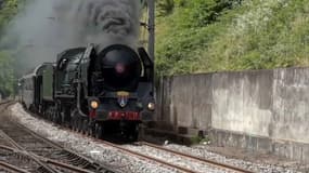 Une locomotive à vapeur historique 140C27 en circulation dans les Hautes-Alpes.