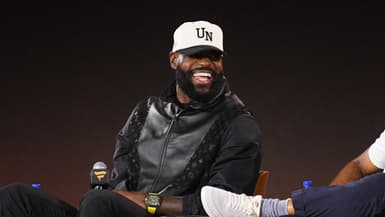LeBron James hilare pendant une rencontre avec des fans en juin 2025