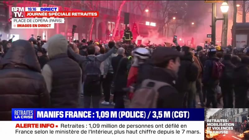 Retraites: les pompiers grévistes arrivent place de l'Opéra, la foule scande 