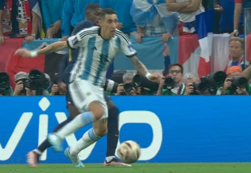 La faute de Dembélé sur Di Maria en finale de Coupe du monde 2022 entre la France et l'Argentine