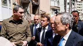 Emmanuel Macron, le chancelier allemand Olaf Scholz et le Premier ministre italien Mario Draghi visitent Irpin le 16 juin 2022. C'est la première fois que les dirigeants des trois pays de l'Union européenne se rendent à Kyiv depuis l'invasion de l'Ukraine par la Russie le 24 février.
