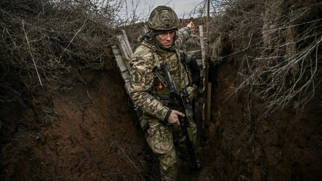 Une patrouille ukrainienne dans une tranchée près de Novolouganske face aux rebelles séparatistes, dans l'est de l'Ukraine, le 19 février 2022