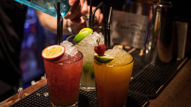 Différents cocktails fruités en train d'être préparés dans un bar (Photo d'illustration).