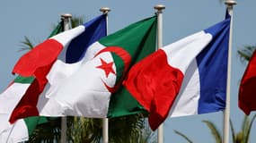 Cette photo prise le 25 août 2022 montre les drapeaux français et algérien avant l'arrivée du président français à Alger pour une visite officielle.
