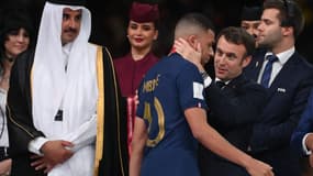 Emmanuel Macron avec Kylian Mbappé après France-Argentine