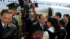 François Hollande et plusieurs de ses ministres accueillis à leur arrivée à Pékin, jeudi 25 avril,