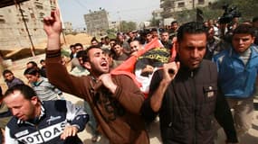 A Djabalia, funérailles d'un des deux Palestiniens, un garçon de 12 ans, tués dimanche dans des raids aériens menés par l'armée israélienne dans la bande de Gaza. Depuis vendredi, 17 Palestiniens ont été tués. Seize d'entre eux étaient des militants /Phot