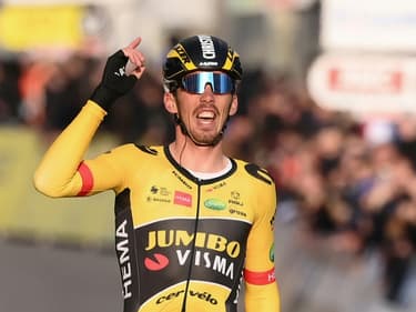 Christophe Laporte, vainqueur de la première étape de Paris-Nice devant ses coéquipiers de chez Jumbo, le Slovène Primoz Roglic (d) et le Belge Wout van Aert, le 6 mars 2022 à Mantes-la-Ville