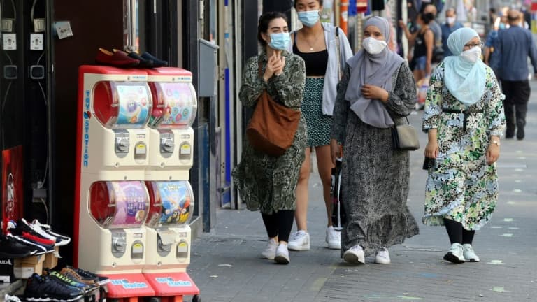 Des femmes portent un masque de protection dans une rue de Bruxelles, le 12 août 2020 en Belgique