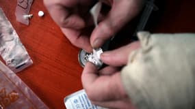 Un usager se prepare sa dose de cocaïne dans une camionnette transformée en salle de shoot à Glasgow, le 11 septembre  2020