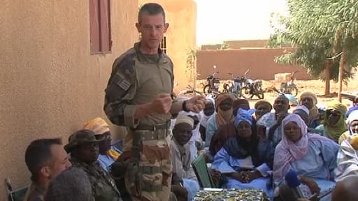Un soldat français assiste à une réunion à Gao, au nord du Mali.
