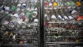 Des bouteilles de verre retournées pour réemploi (illustration)
