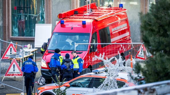 Un véhicule des pompiers sur le site de l'incendie qui a ravagé le bar Le Constellation à Crans-Montana le 1er janvier 2026.