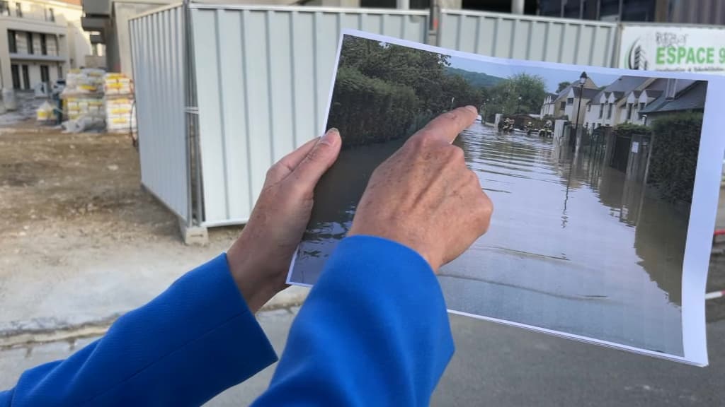 La représentante du collectif des riverains du projet Coeur de ville désigne l'emplacement du chantier, en zone inondable.