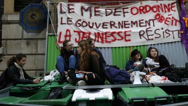 Des élèves du lycées Henri IV, le 12 mai 2016, bloquant leur établissement avec une banderole où on peut lire "le MEDEF ordonne, le gouvernement obéit, la jeunesse résiste".