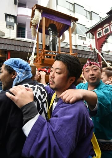 Des dizaines de milliers de personnes assistent chaque printemps au festival du pénis d'acier, où sont mis en vente divers objets phalliques, porte-clés, chocolats ou encore des lunettes ornées d'un pénis en guise de nez Des dizaines de milliers de personnes assistent chaque printemps au festival du pénis d'acier, où sont mis en vente divers objets phalliques, porte-clés, chocolats ou encore des lunettes ornées d'un pénis en guise de nez