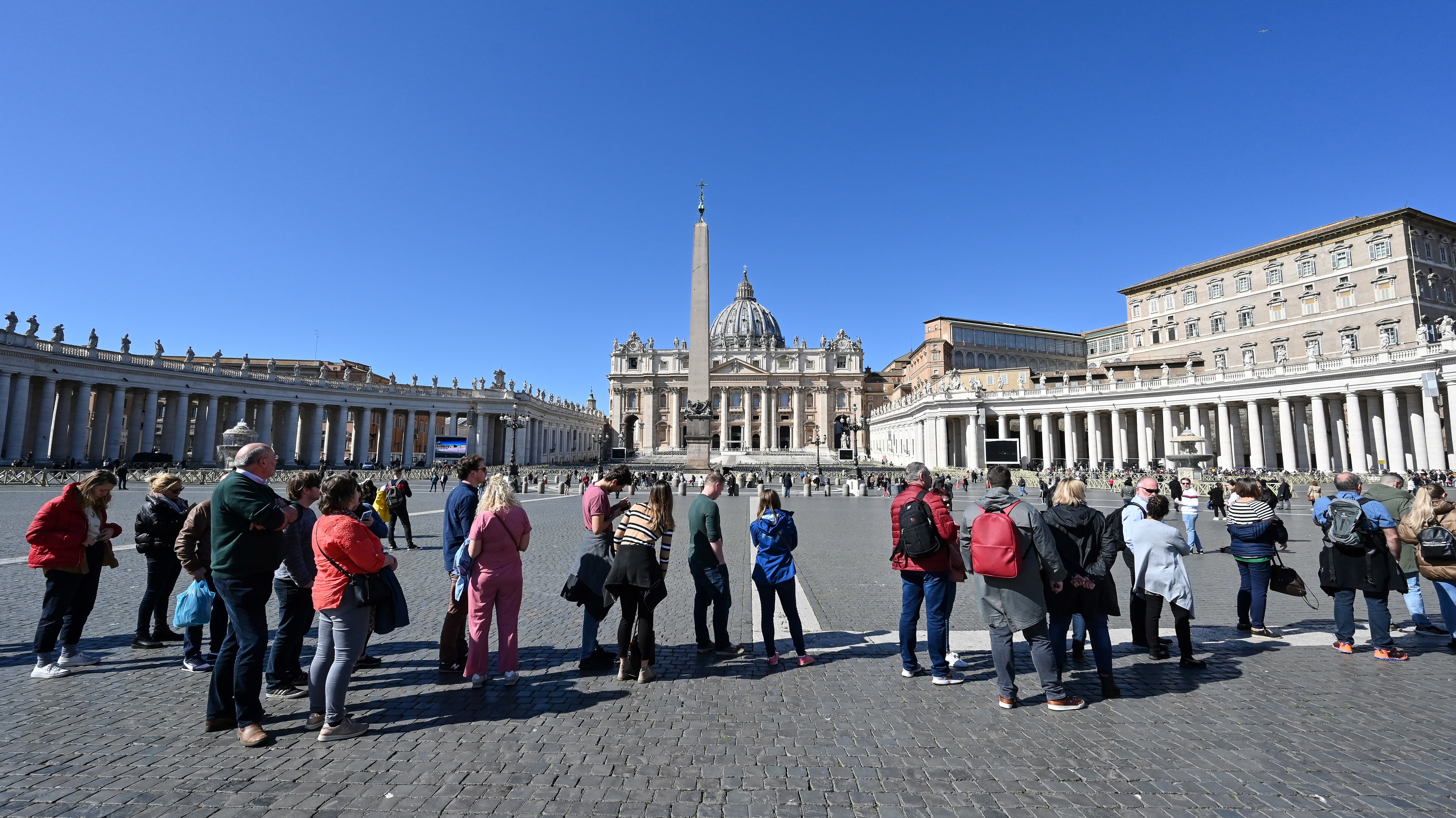 La place Saint-Pierre au Vatican anormalement vide pour un dimanche de mars (8 mars 2020) La place Saint-Pierre au Vatican anormalement vide pour un dimanche de mars (8 mars 2020)